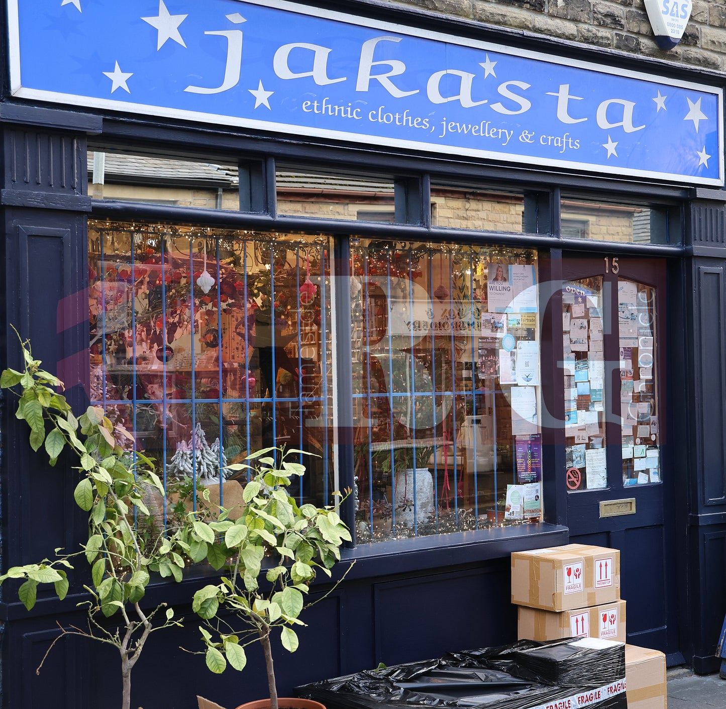 GLOSSOP SHOP XMAS WINDOWS 2024 (97).JPG